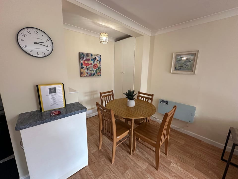 Seating area, Dining area
