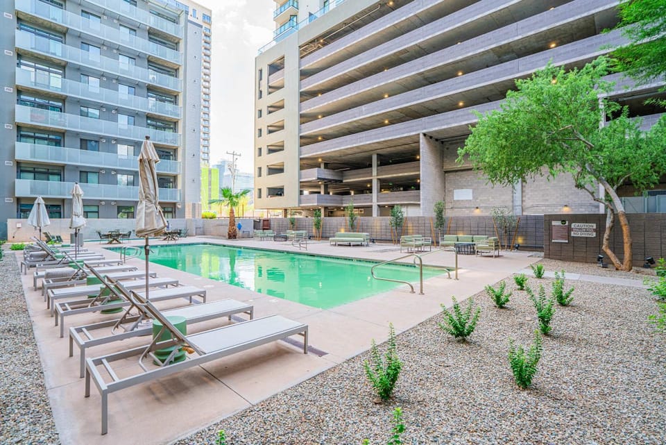 City 2BR Near DT with Balcony Gym Pool Parking WD Apartment in Phoenix