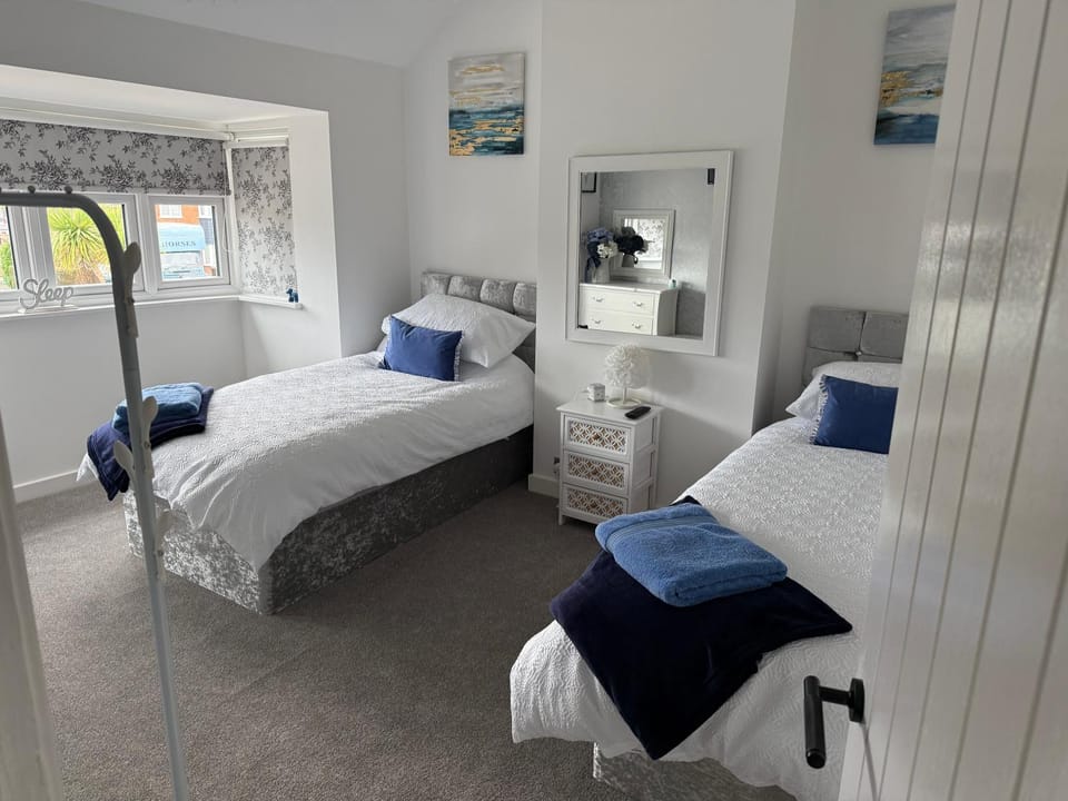 Stay solihull 5 mins to NEC and AIRPORT SLEEPS 6 contractor friendly 3 bathrooms driveway parking 3 Apartment in Solihull