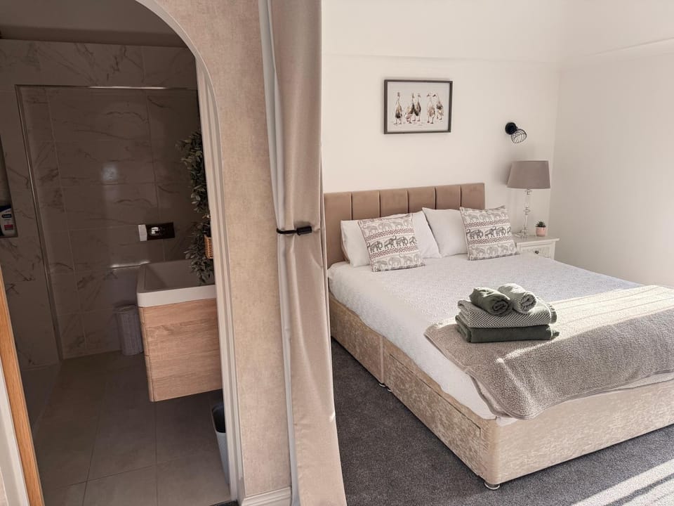 Stay solihull 5 mins to NEC and AIRPORT SLEEPS 6 contractor friendly 3 bathrooms driveway parking 3 Apartment in Solihull