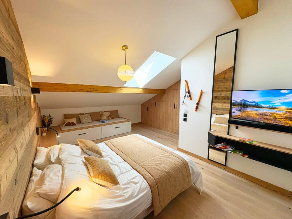 Bed, TV and multimedia, Photo of the whole room, Bedroom