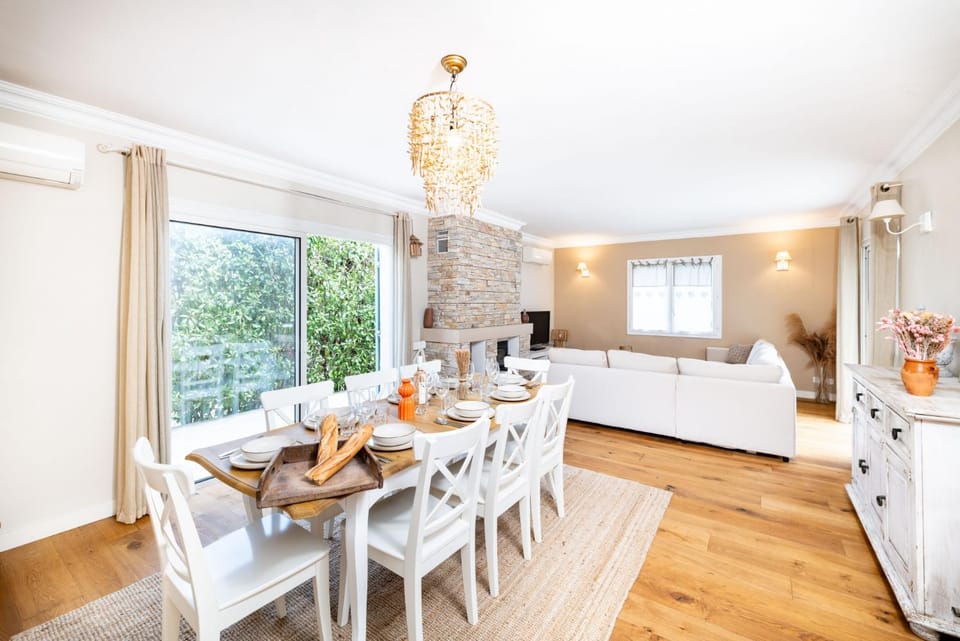 Living room, Seating area, Dining area, fireplace