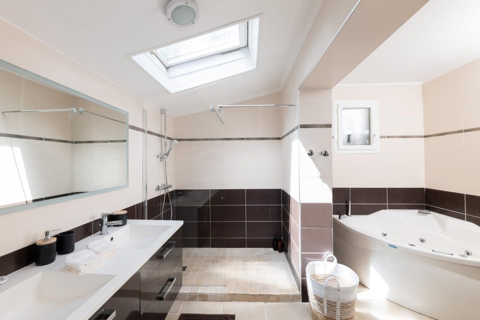 Shower, Toilet, Bathroom, Bath, towels