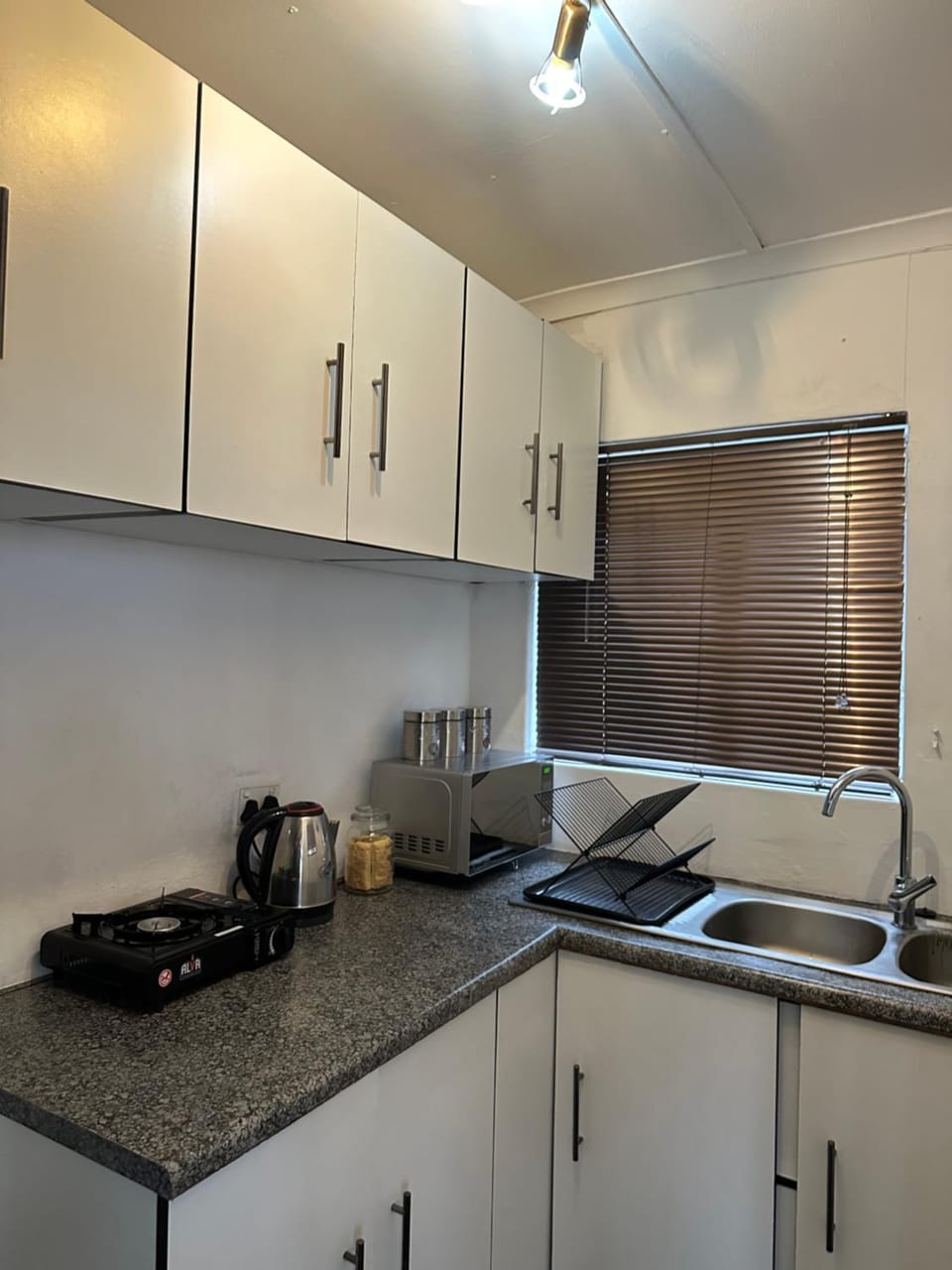 Coffee/tea facilities, Kitchen or kitchenette, stove