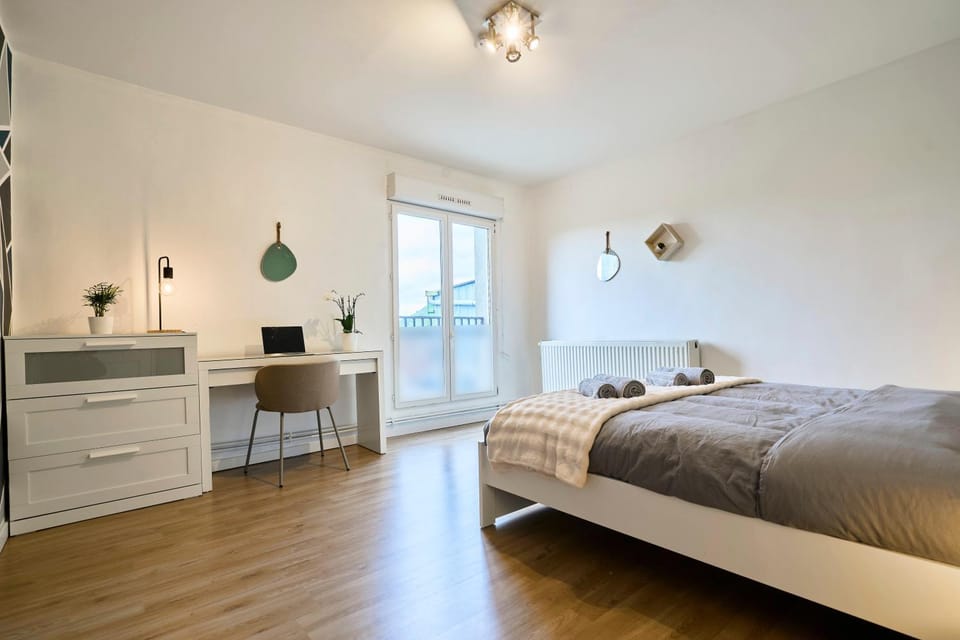 Photo of the whole room, Seating area, Bedroom