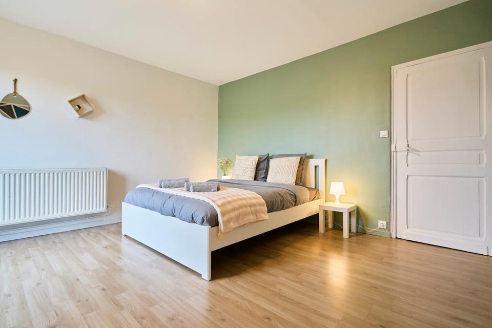 Photo of the whole room, Bedroom