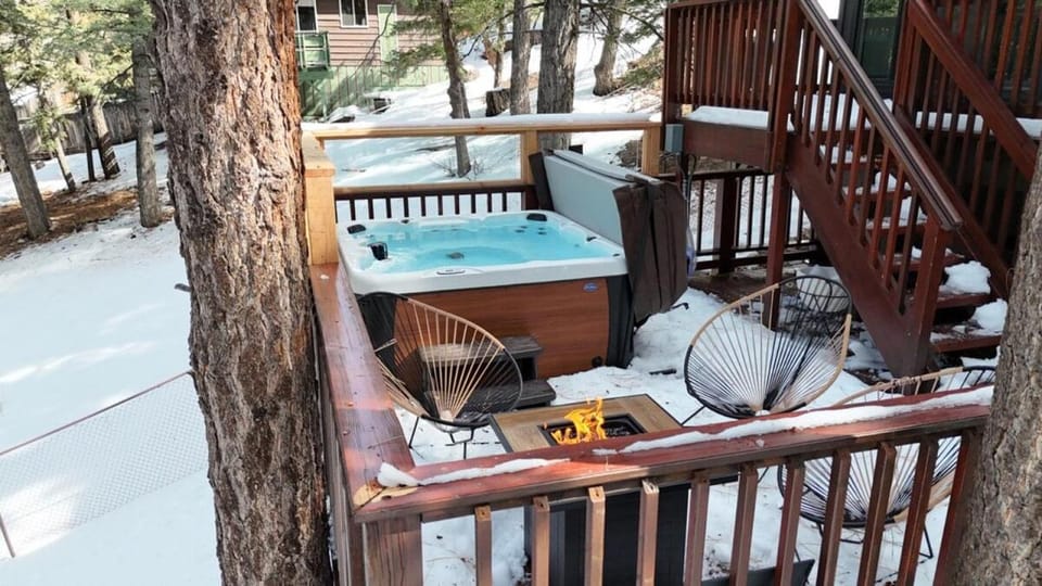TreeLicious Jacuzzi Cozy Chalet close to Slopes House in Big Bear