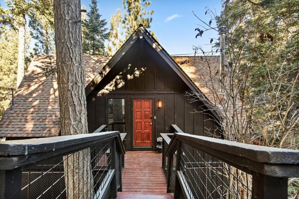 TreeLicious Jacuzzi Cozy Chalet close to Slopes House in Big Bear