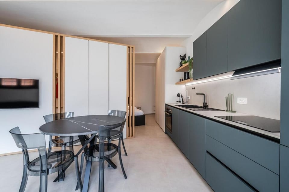 Coffee/tea facilities, Kitchen or kitchenette, Dining area, oven, stove