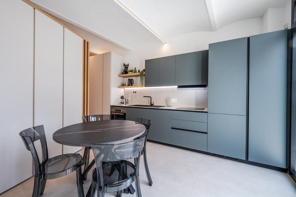 Kitchen or kitchenette, Dining area, oven, stove