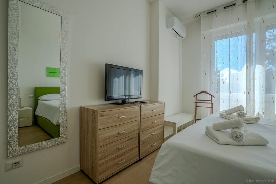 Bed, TV and multimedia, Photo of the whole room, Bedroom, towels, wardrobe, air conditioner