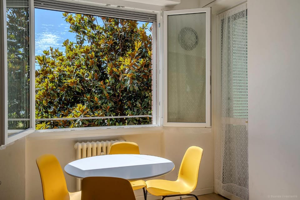 Day, Garden, View (from property/room), Living room, Seating area, Dining area, Garden view