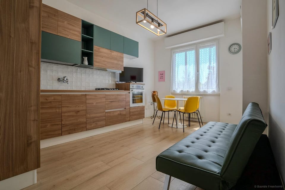 TV and multimedia, Kitchen or kitchenette, Living room, Seating area, Dining area