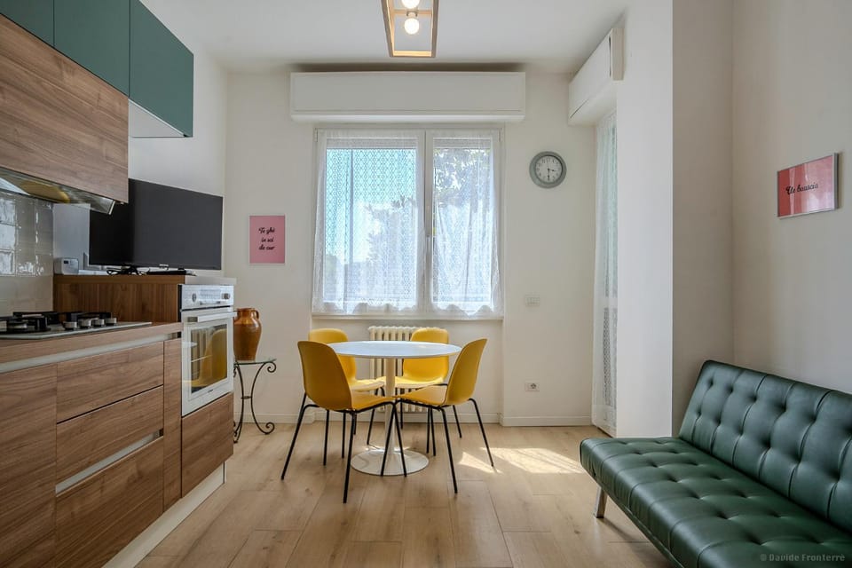 Kitchen or kitchenette, Living room, Seating area, Dining area, stove