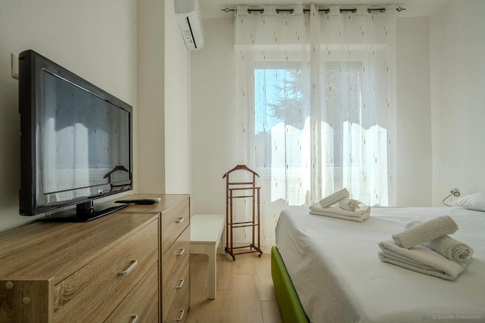Communal lounge/ TV room, Bed, TV and multimedia, Photo of the whole room, Evening entertainment, Bedroom, towels