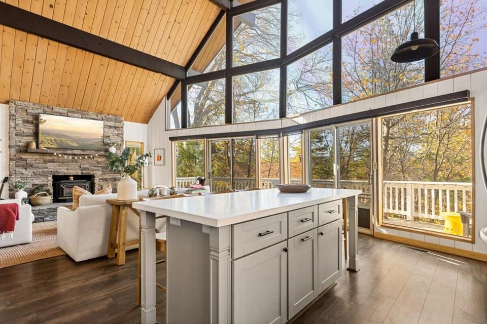 The Crown A-Frame Gated Central AC Lake Access House in Lake Arrowhead