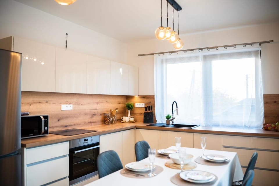 Kitchen or kitchenette, Dining area, dishwasher, minibar, stove