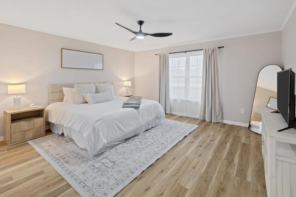 3 Min to Casino with Pool and Hot Tub House in Lake Charles