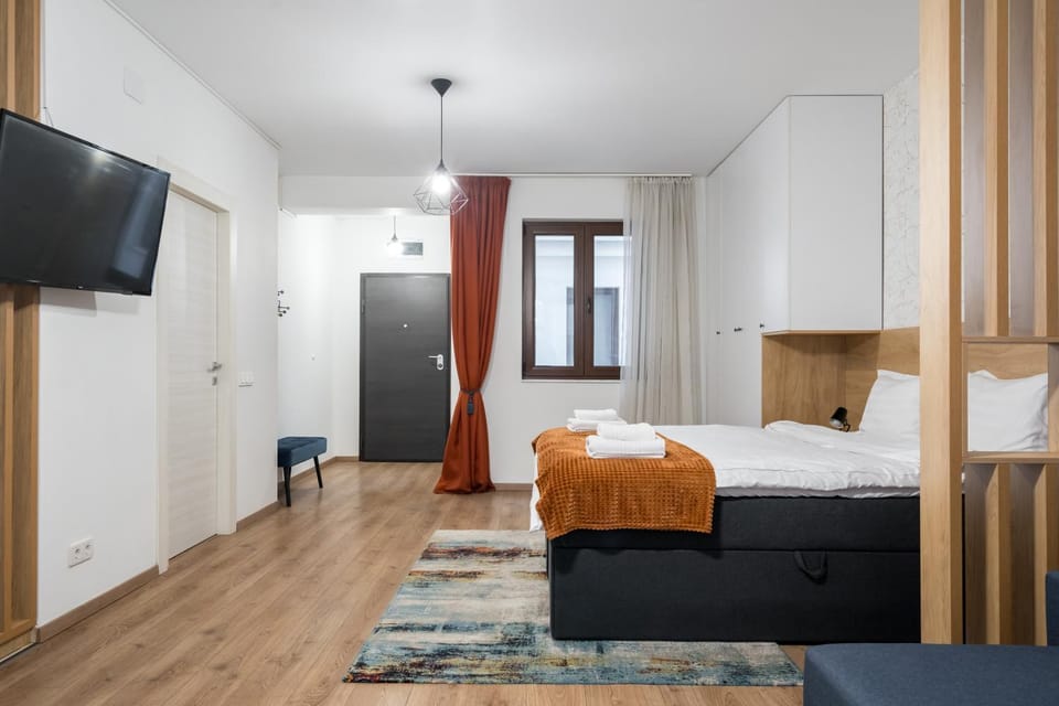Communal lounge/ TV room, Bed, TV and multimedia, Living room, Photo of the whole room, Seating area, Evening entertainment, Bedroom, wardrobe