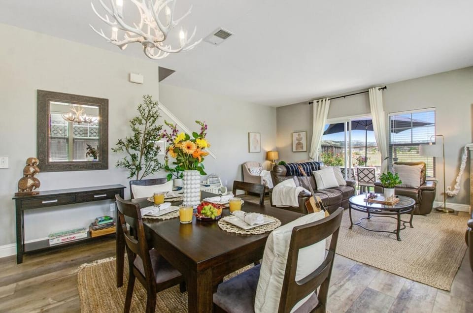 Living room, Seating area, Dining area