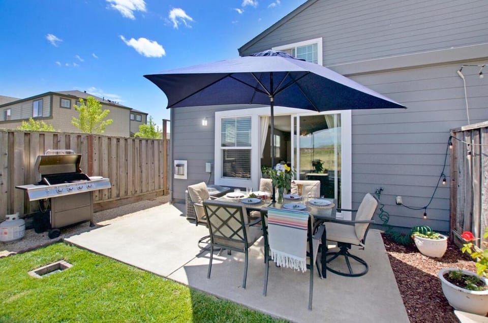 Property building, Patio, Spring, Day, BBQ facilities, Garden, View (from property/room), Balcony/Terrace, Dining area, Garden view, sunbed