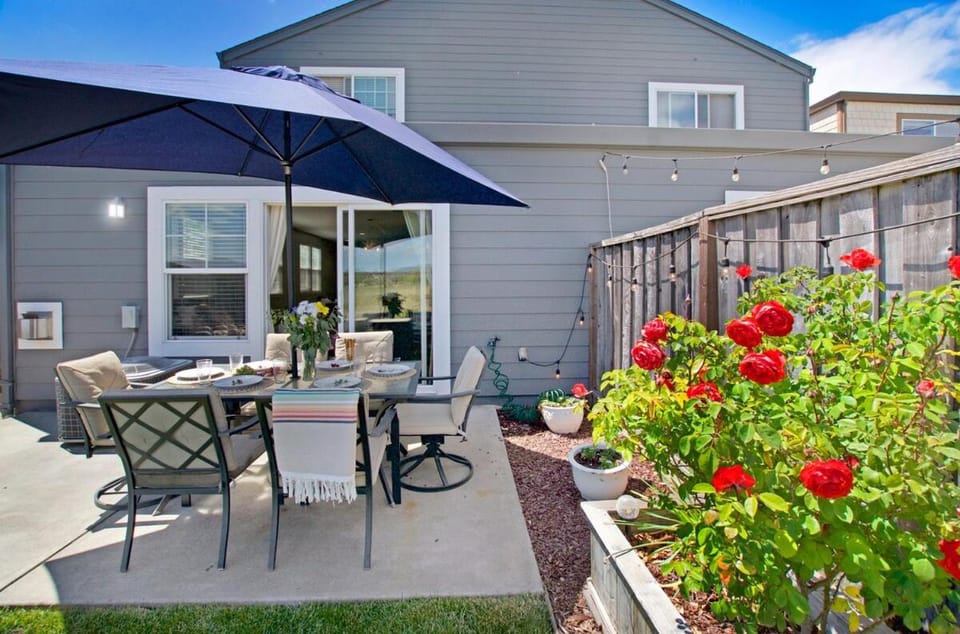 Property building, Patio, Spring, Day, Garden, View (from property/room), Balcony/Terrace, Dining area, Garden view
