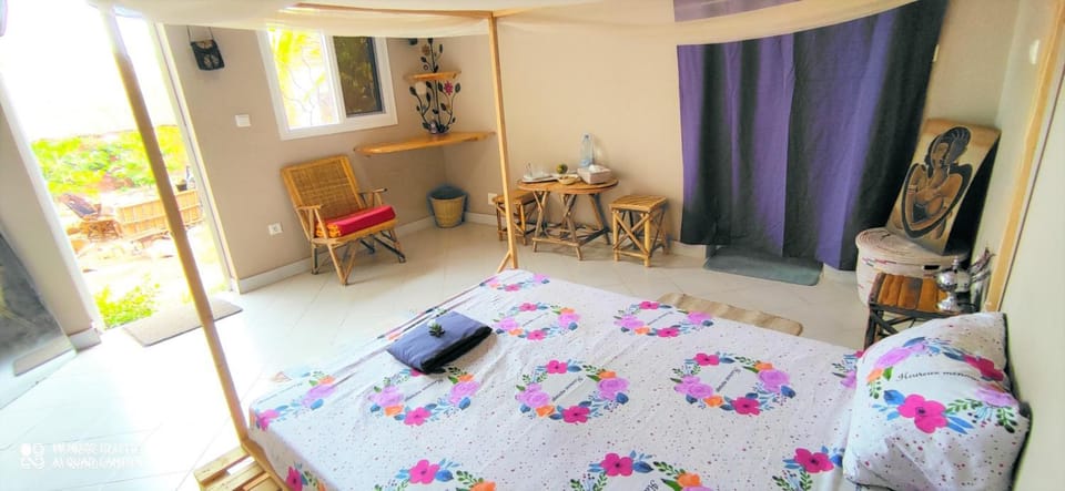 Bed, Photo of the whole room, Seating area, Dining area, Bedroom