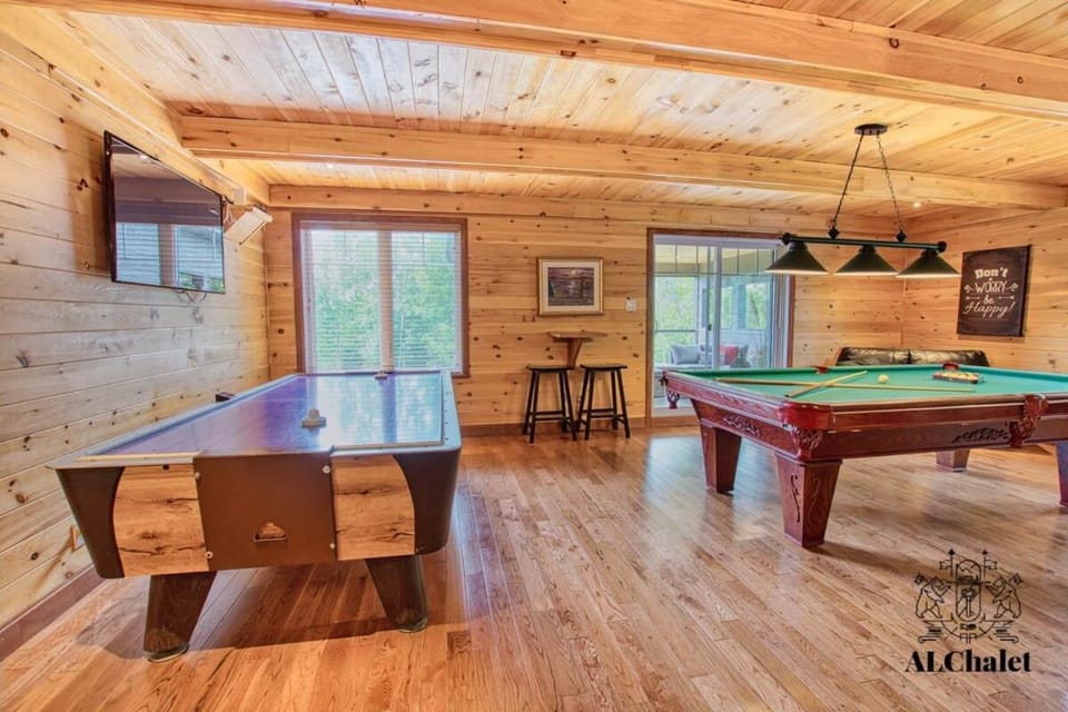 La Maison Eden Sauna & Spa Near Le Massif de Charlevoix Chalet in Baie-Saint-Paul