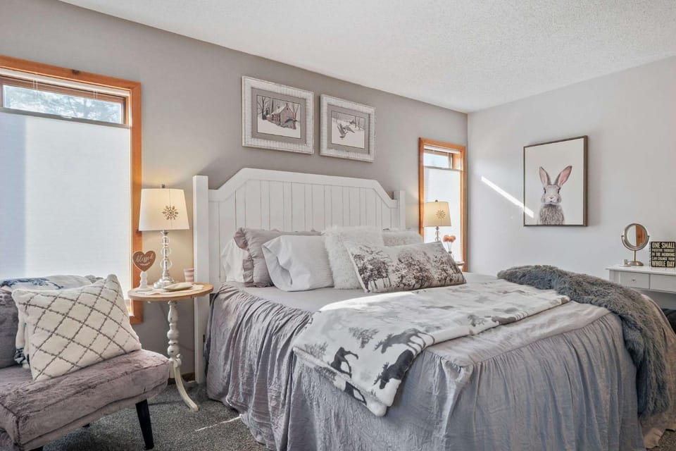 New Tee & Ski Getaway Schuss Golf Ski Villa House in Michigan