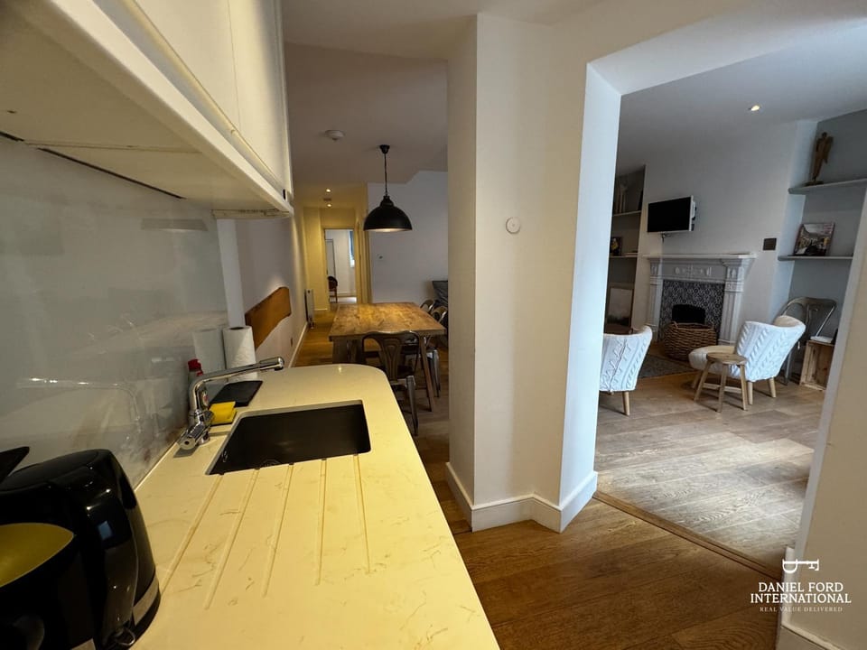 Serene 2 Bed Flat in Barons Court Apartment in City of Westminster