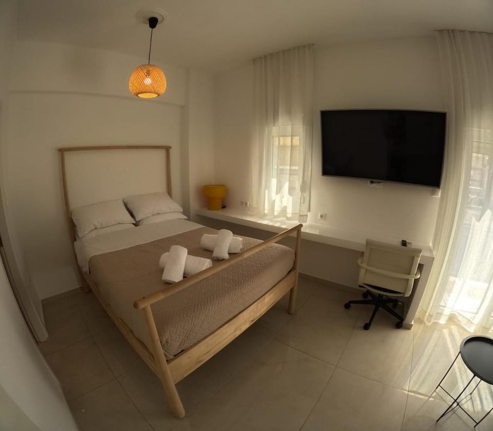 Bed, TV and multimedia, Bedroom, towels