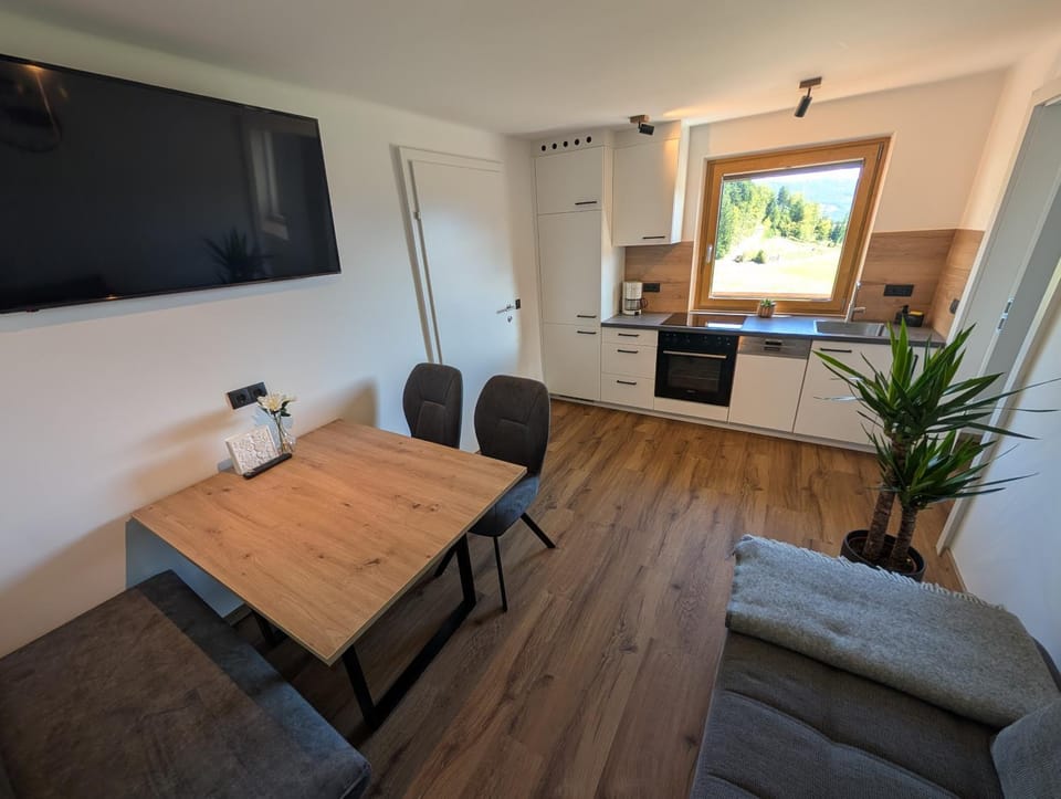 TV and multimedia, Kitchen or kitchenette, Living room, Dining area, Food, stove, kitchen