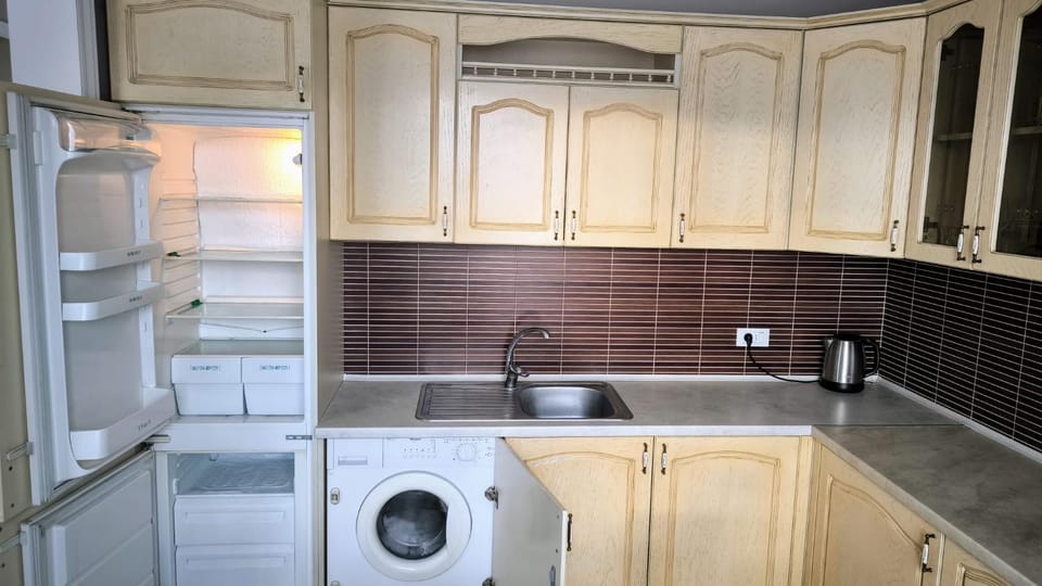 Kitchen or kitchenette, washing machine