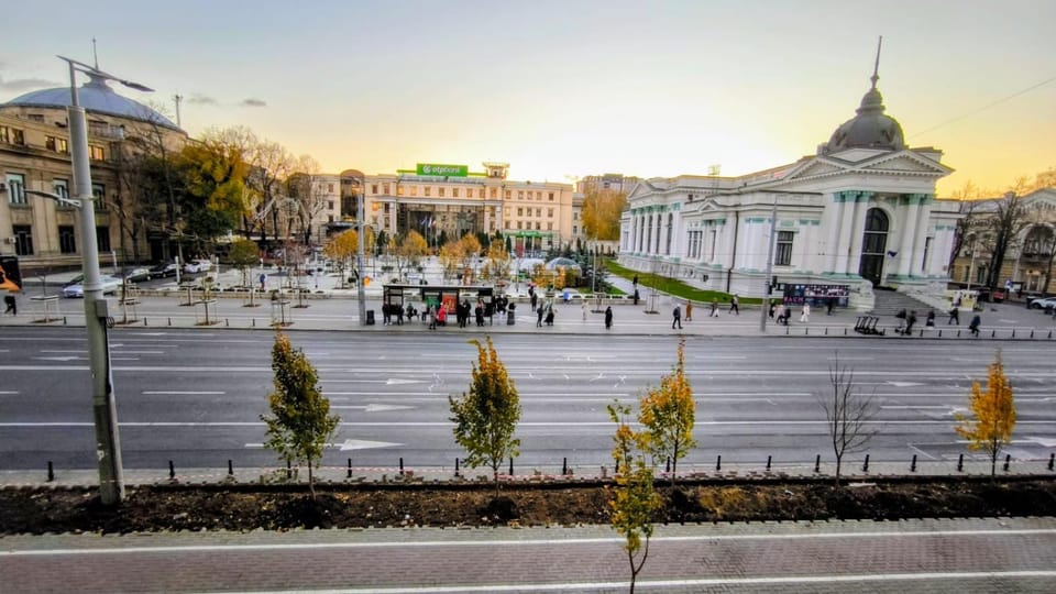 Nearby landmark, City view, Street view, Location