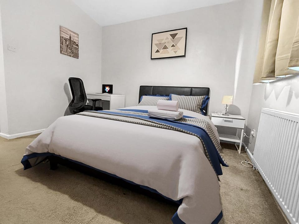 Bed, Photo of the whole room, Decorative detail, Bedroom, flat iron, internet, storage, wardrobe