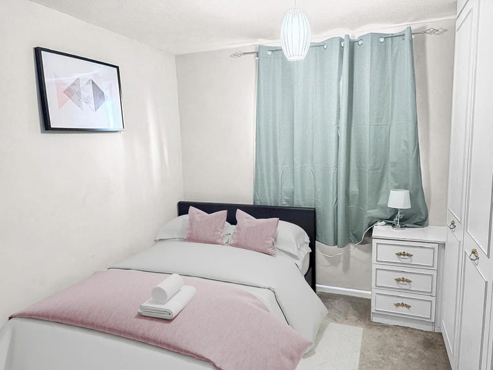 Bed, Photo of the whole room, Decorative detail, Bedroom, towels, wardrobe