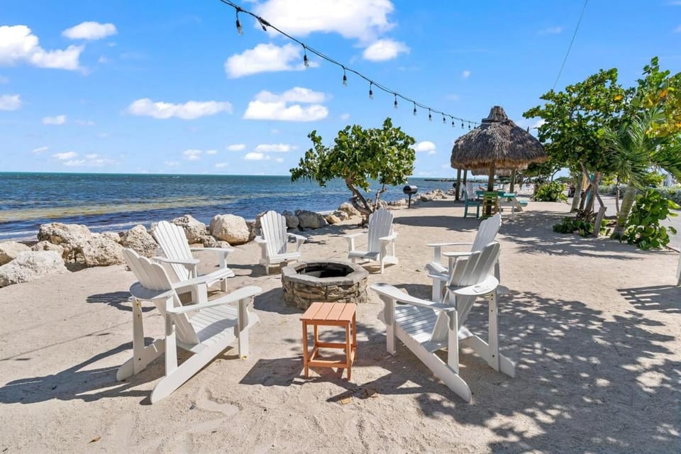 New! Key Largo Costal Villa 2 Kings Masters, Marina, Pool & Pickleball Apartment in Key Largo