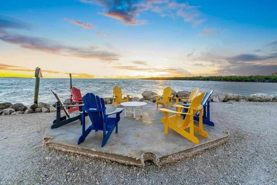 New! Key Largo Costal Villa 2 Kings Masters, Marina, Pool & Pickleball Apartment in Key Largo