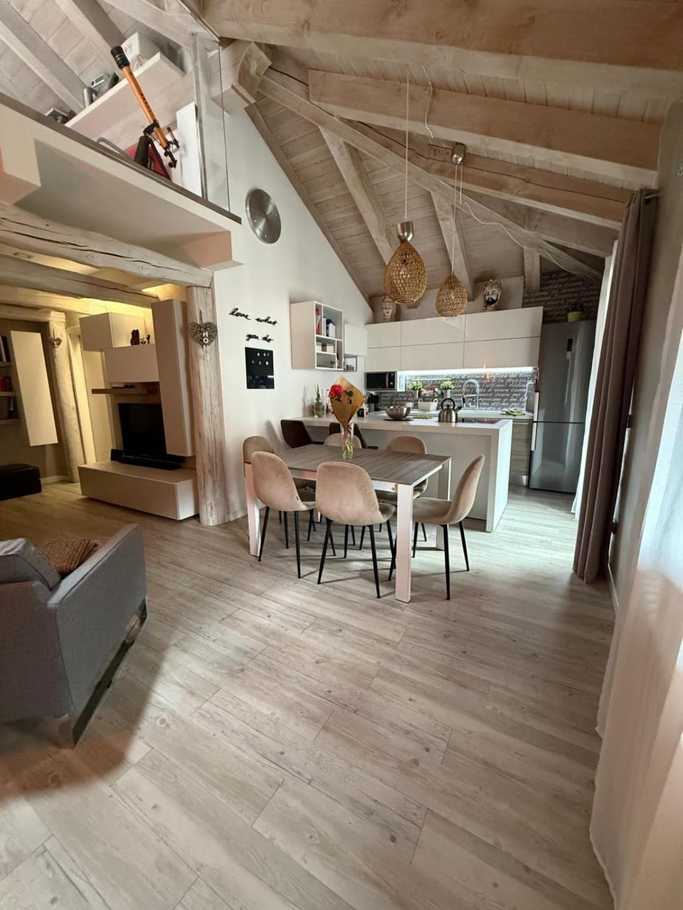 Kitchen or kitchenette, Dining area