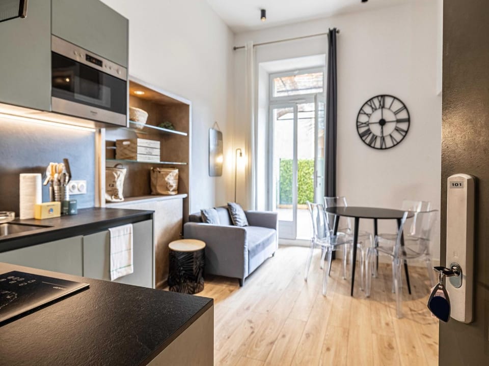 Kitchen or kitchenette, Dining area