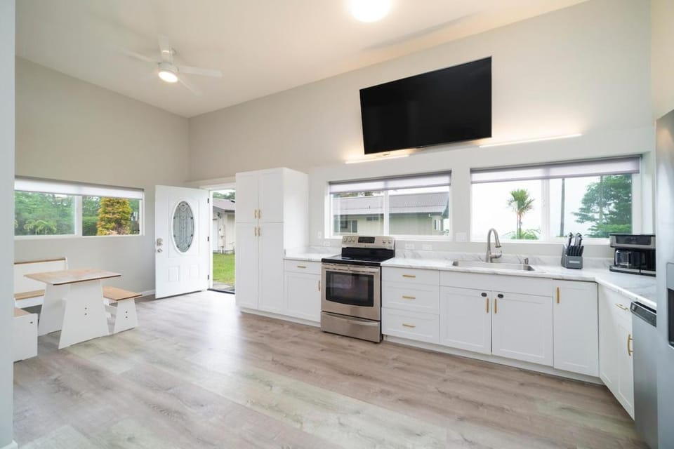 Kitchen or kitchenette, oven
