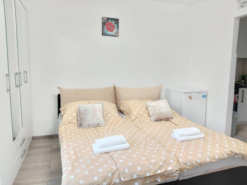 Bed, Bedroom, towels