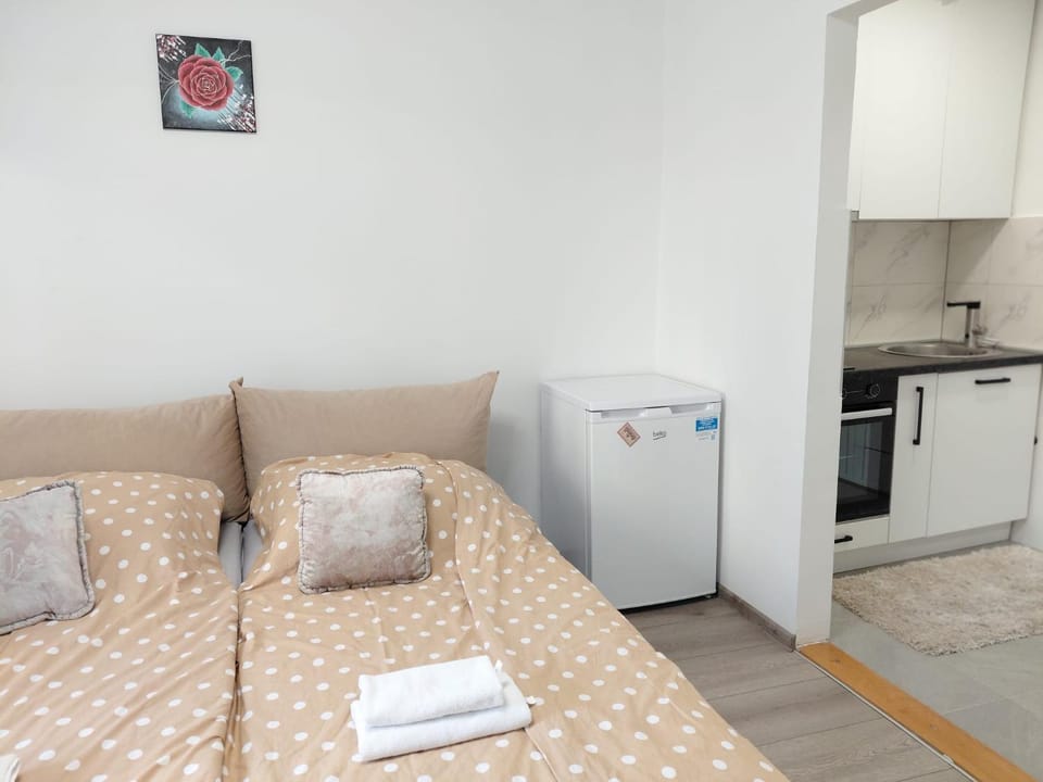 Bed, Kitchen or kitchenette, Photo of the whole room, Bedroom