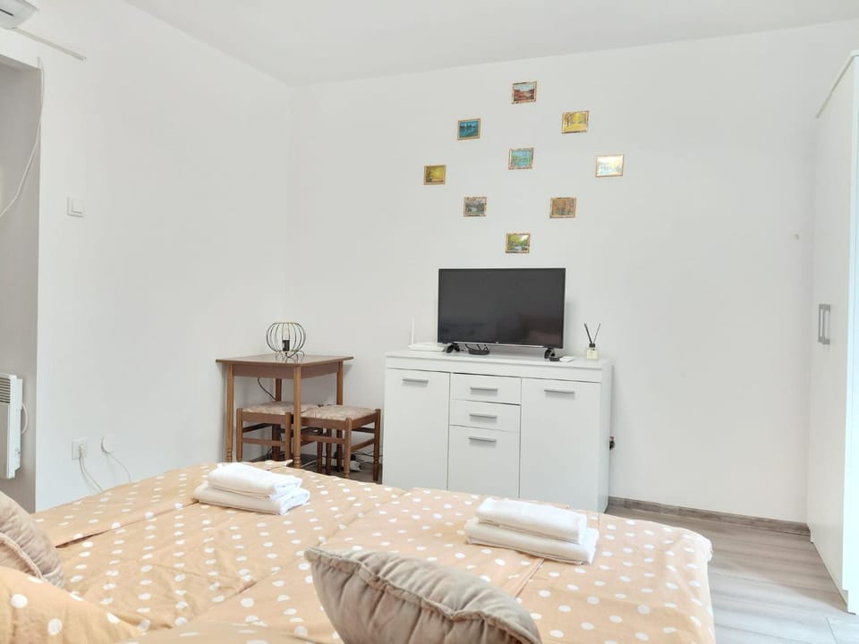 Bed, TV and multimedia, Living room, Photo of the whole room, Seating area, Bedroom