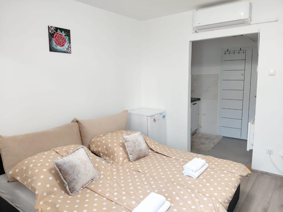 Bed, Photo of the whole room, Bedroom, towels, air conditioner