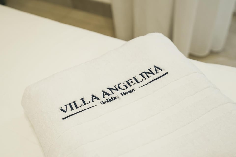 Bed, Property logo or sign, Photo of the whole room, Logo/Certificate/Sign, Bedroom