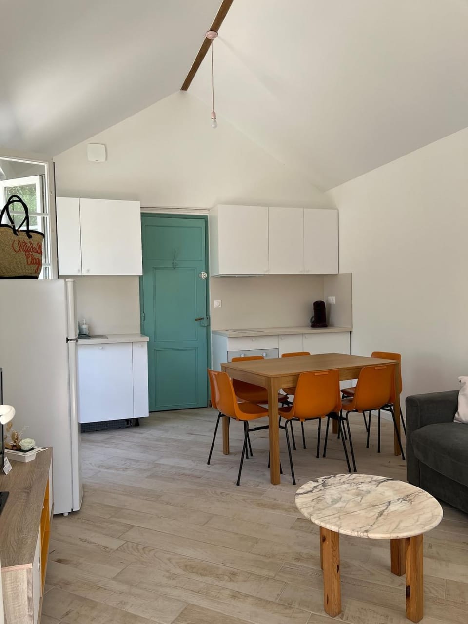 Kitchen or kitchenette, Dining area, stove