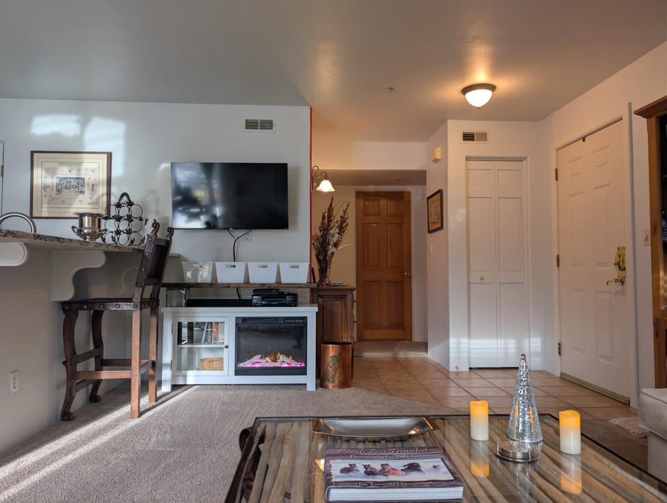 Facade/entrance, TV and multimedia, Living room, fireplace