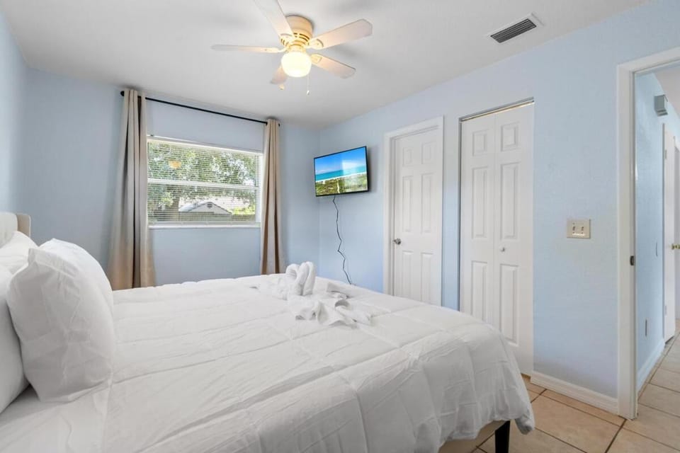 King-Style Retreat - 4 BR - Family Friendly House in Tampa