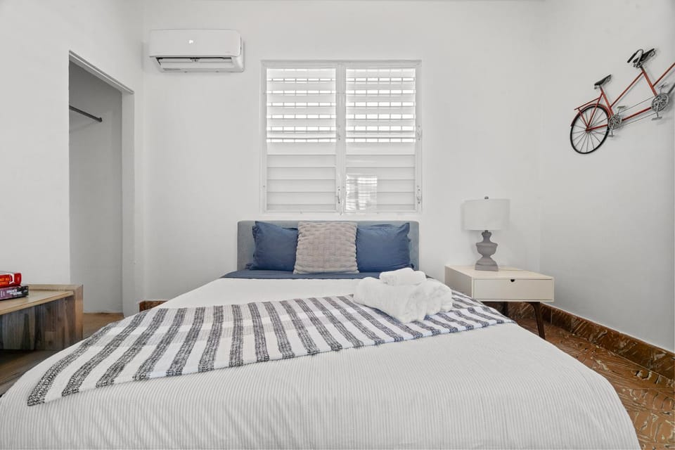 Bed, Photo of the whole room, Bedroom, air conditioner